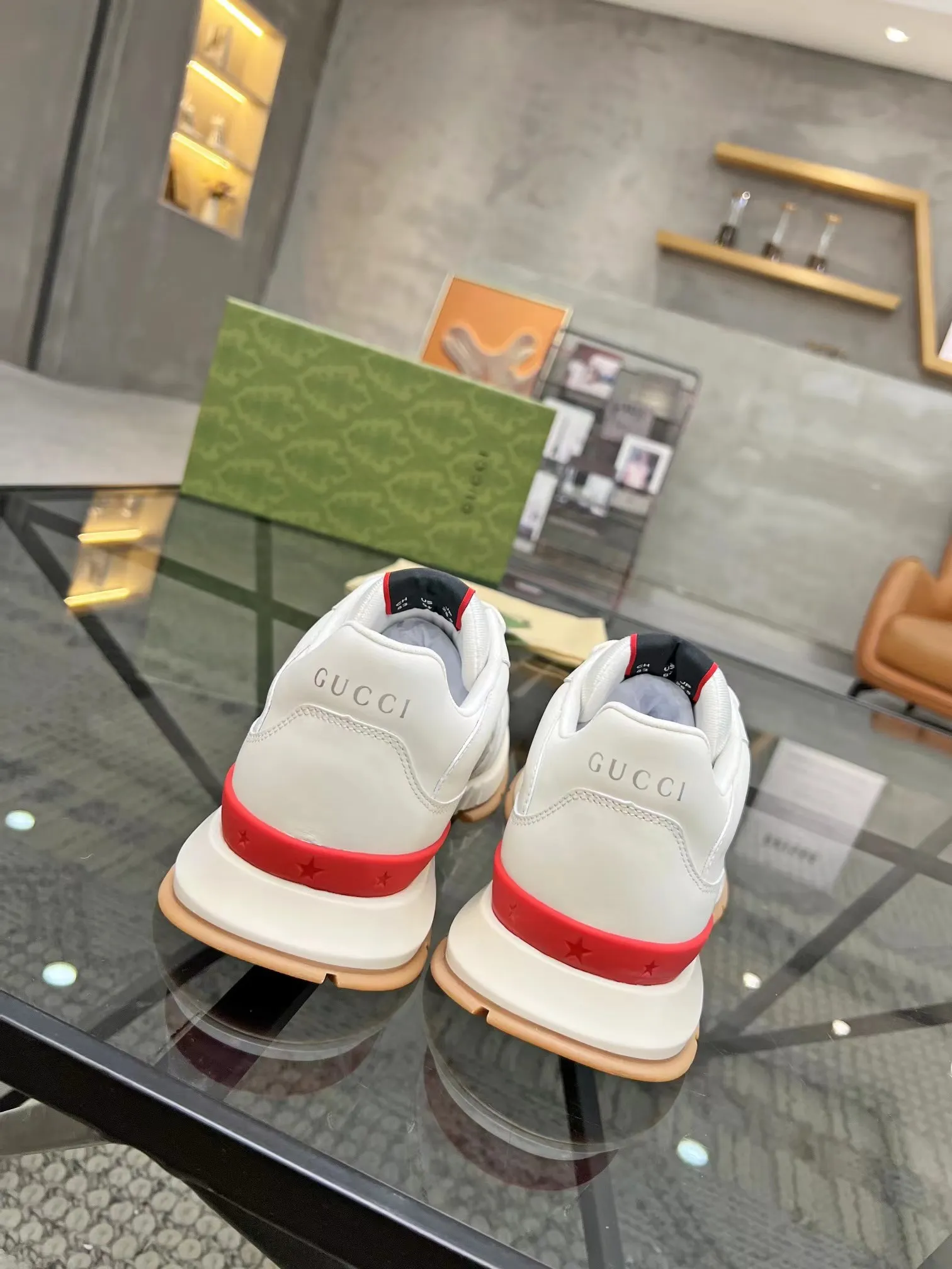 P460 new men's shoes GUCCI [Lightning] latest shoes are shipped. Original quality, fashionable, made of special materials, sheepskin lining, brand new packaging. The foot feels super comfortable and the workmanship is impeccable. Size: 38-45